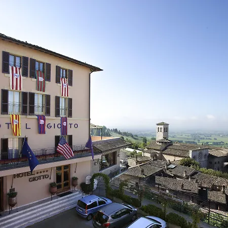 فندق Giotto & 4*